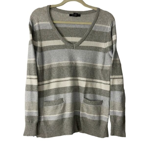 Tahari gray Blue striped v-neck pullover sweater size medium - Picture 1 of 7